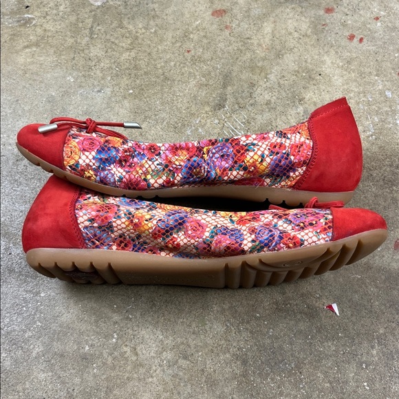 Sabrinas Red and Multicolor Floral Ballet Flats
Size: 38 (7.5-8) - Picture 2 of 7